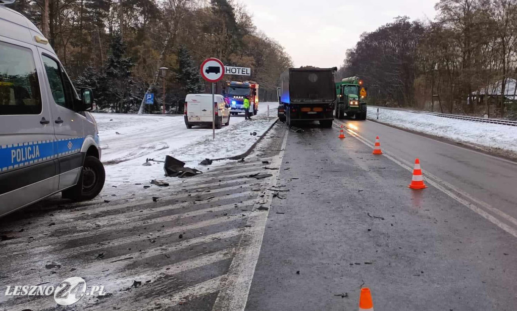 Zderzenie tira i osobówki na krajowej dwunastce