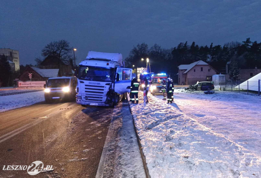 Zderzenie tira i osobówki na krajowej dwunastce