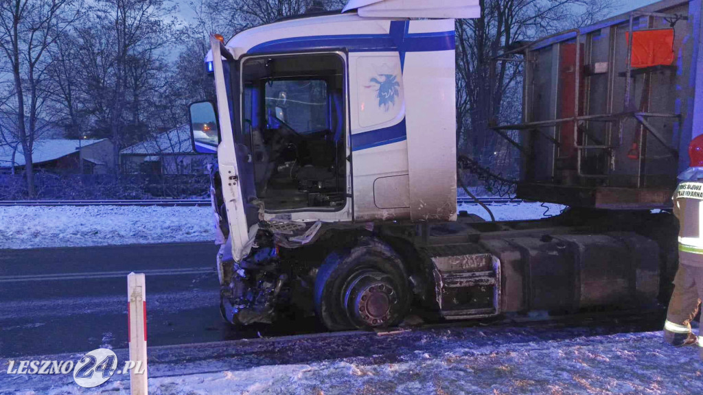 Zderzenie tira i osobówki na krajowej dwunastce
