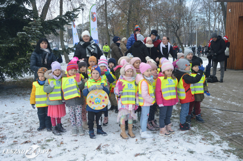 Ubieranie choinki przy leszczyńskim lodowisku