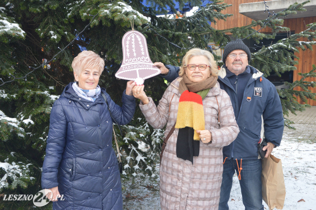 Ubieranie choinki przy leszczyńskim lodowisku