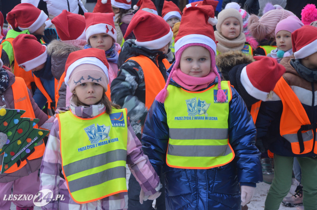 Ubieranie choinki przy leszczyńskim lodowisku