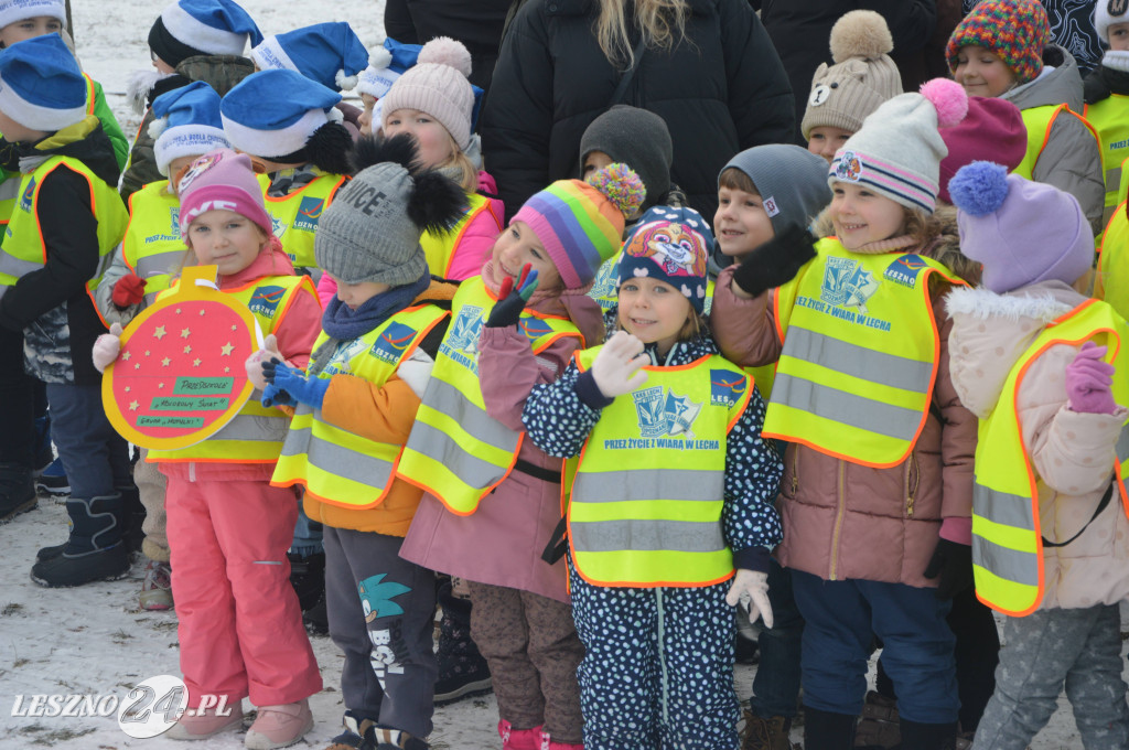 Ubieranie choinki przy leszczyńskim lodowisku