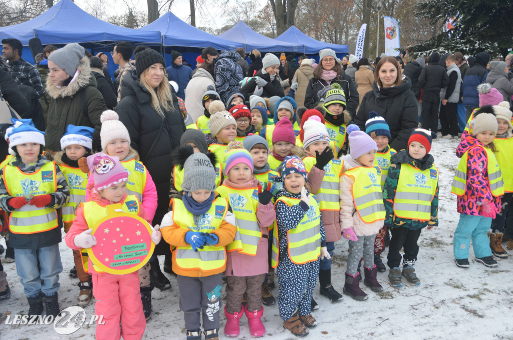 Ubieranie choinki przy leszczyńskim lodowisku