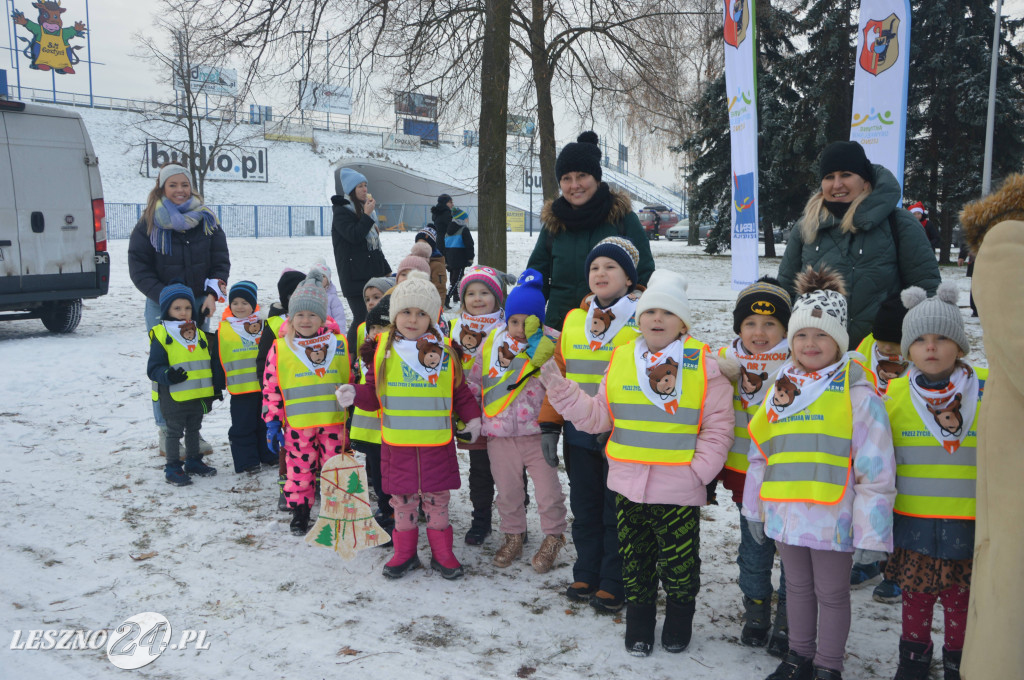 Ubieranie choinki przy leszczyńskim lodowisku