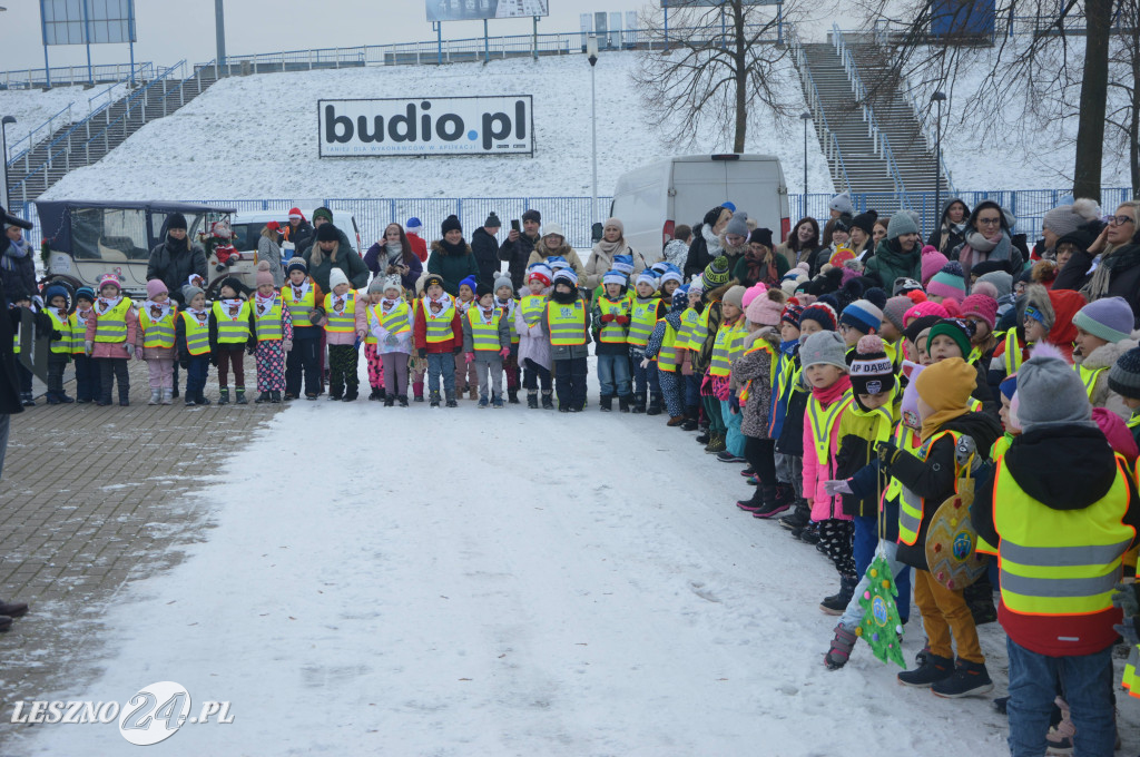 Ubieranie choinki przy leszczyńskim lodowisku