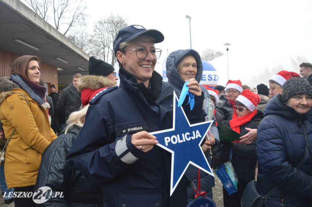 Ubieranie choinki przy leszczyńskim lodowisku