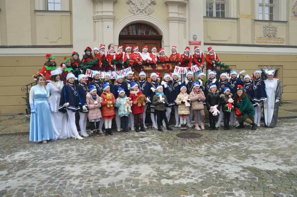 Ekstremalne Mikołajki z NGO na Rynku w Lesznie