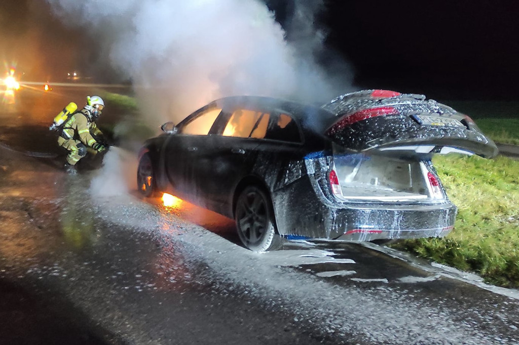 Od zwarcia doszczętnie spalił się samochód