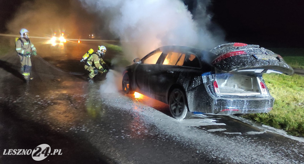 Od zwarcia doszczętnie spalił się samochód