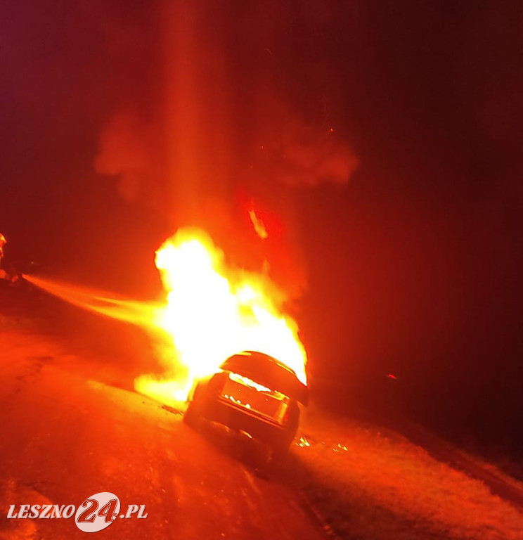 Od zwarcia doszczętnie spalił się samochód