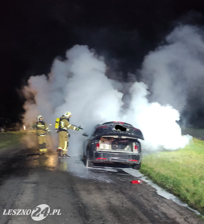 Od zwarcia doszczętnie spalił się samochód