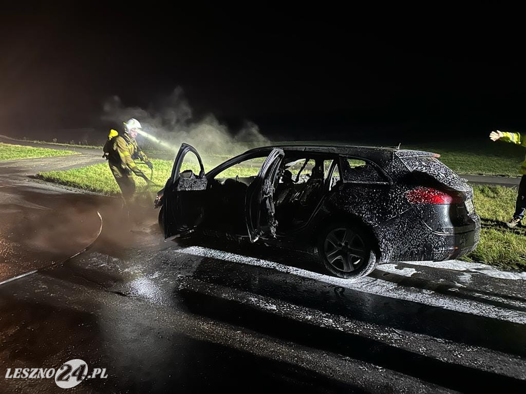 Od zwarcia doszczętnie spalił się samochód
