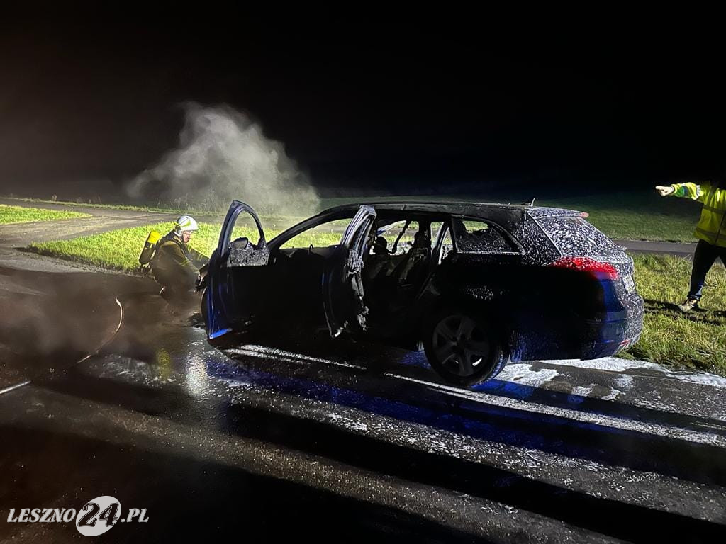 Od zwarcia doszczętnie spalił się samochód