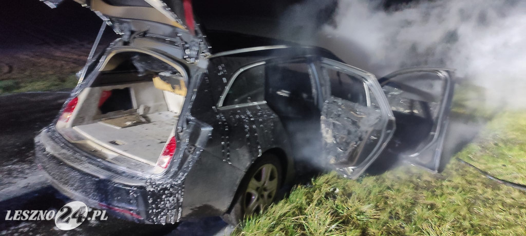 Od zwarcia doszczętnie spalił się samochód