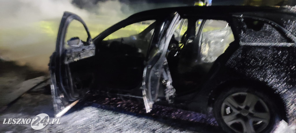 Od zwarcia doszczętnie spalił się samochód