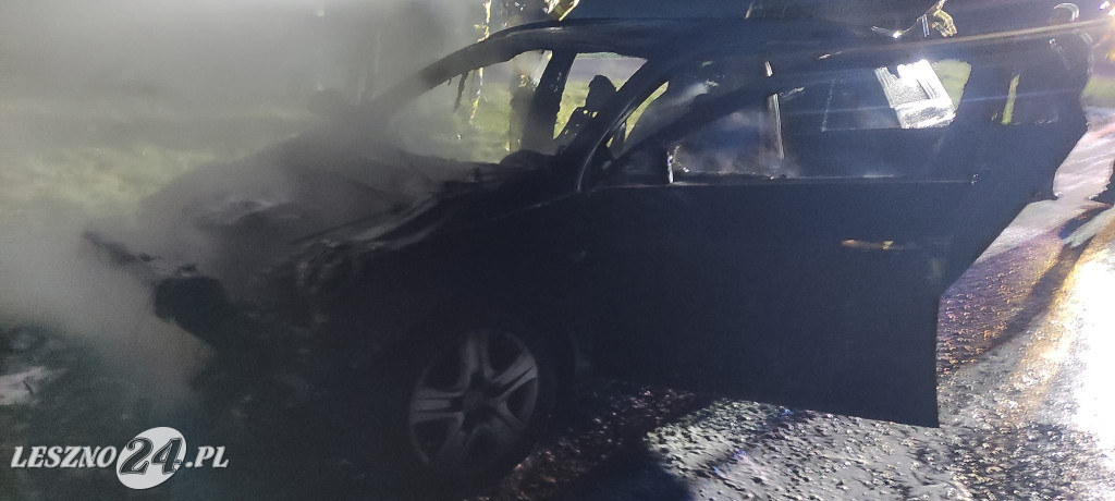 Od zwarcia doszczętnie spalił się samochód
