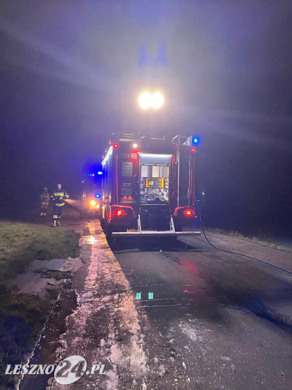 Od zwarcia doszczętnie spalił się samochód