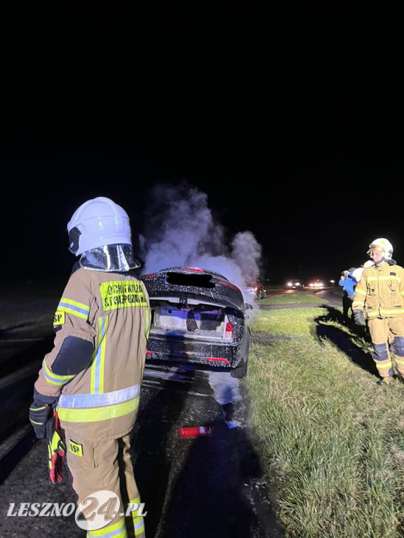 Od zwarcia doszczętnie spalił się samochód
