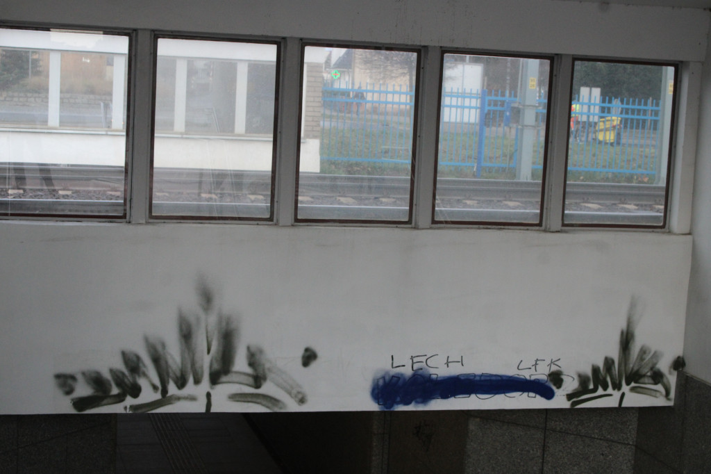 Kto nabazgrał w tunelu?