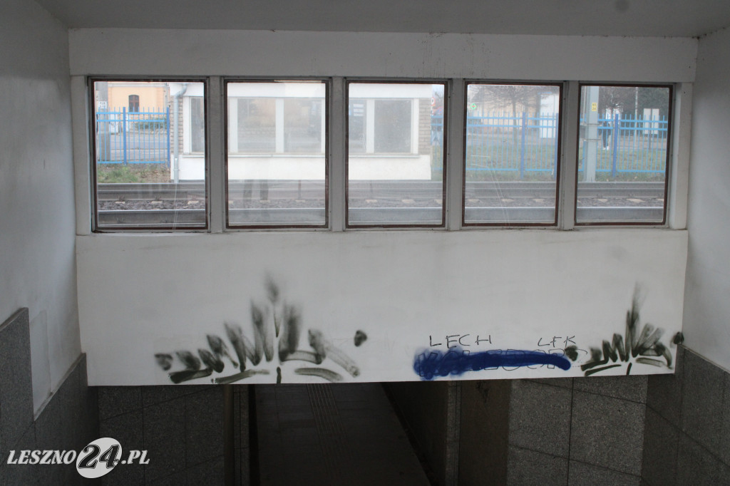 Kto nabazgrał w tunelu?