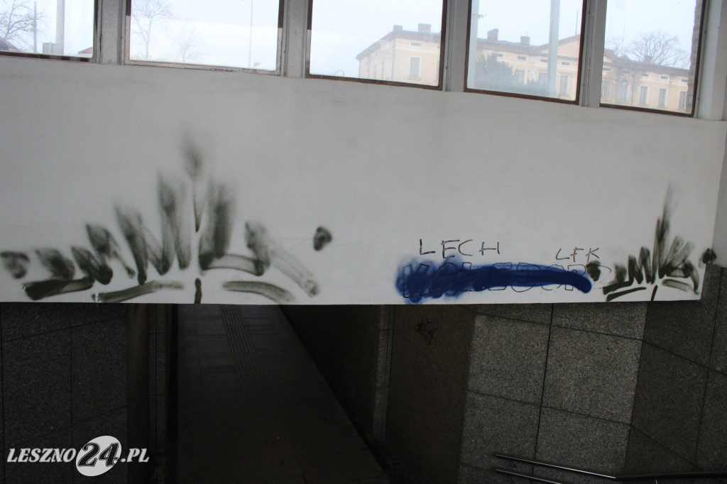 Kto nabazgrał w tunelu?