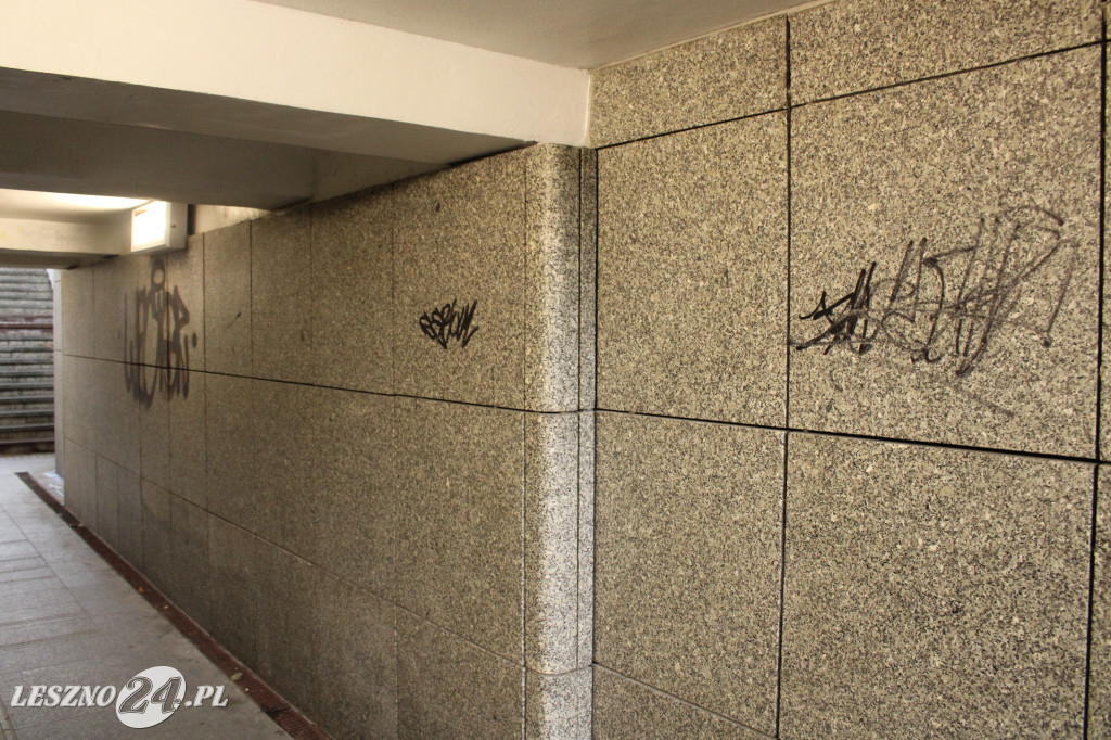 Kto nabazgrał w tunelu?