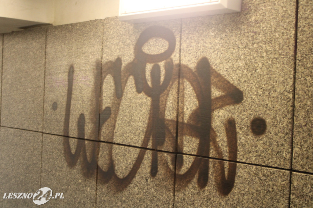 Kto nabazgrał w tunelu?