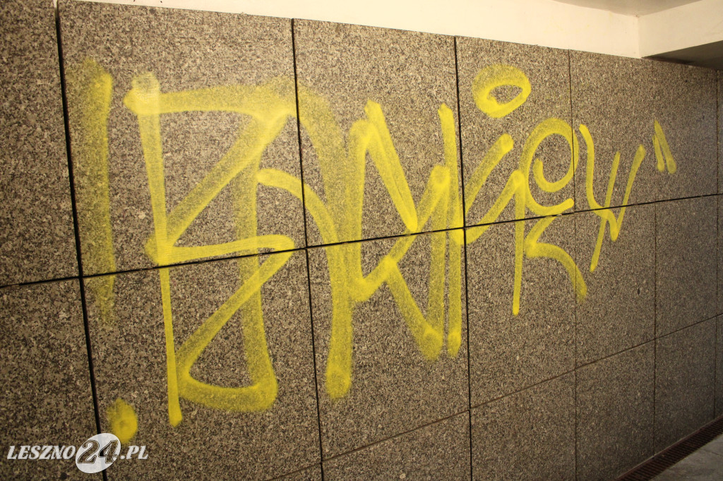 Kto nabazgrał w tunelu?