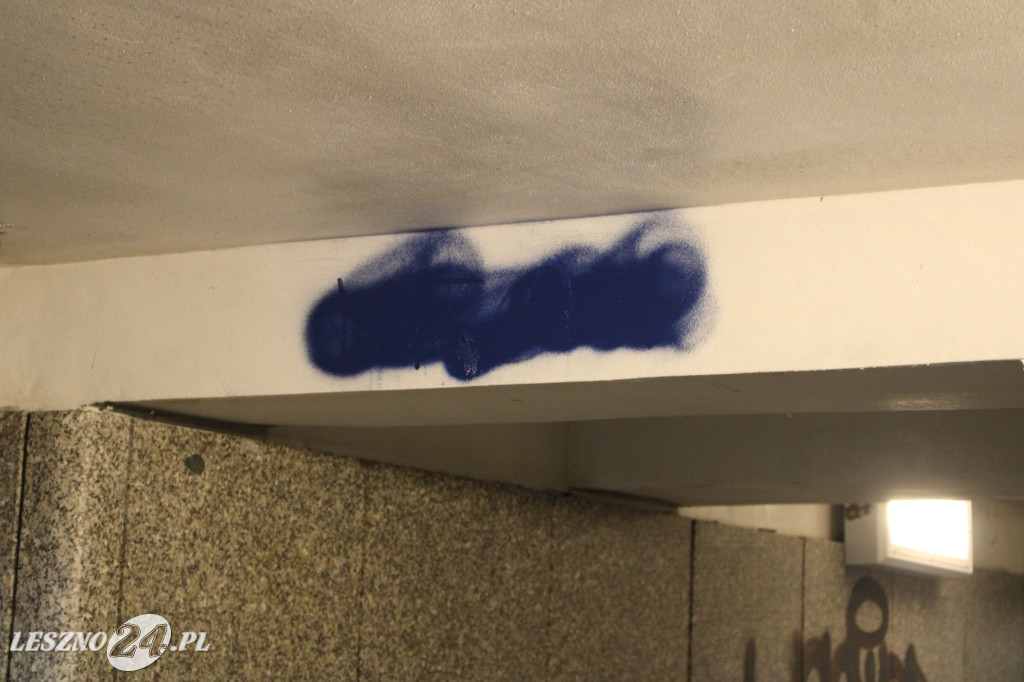 Kto nabazgrał w tunelu?