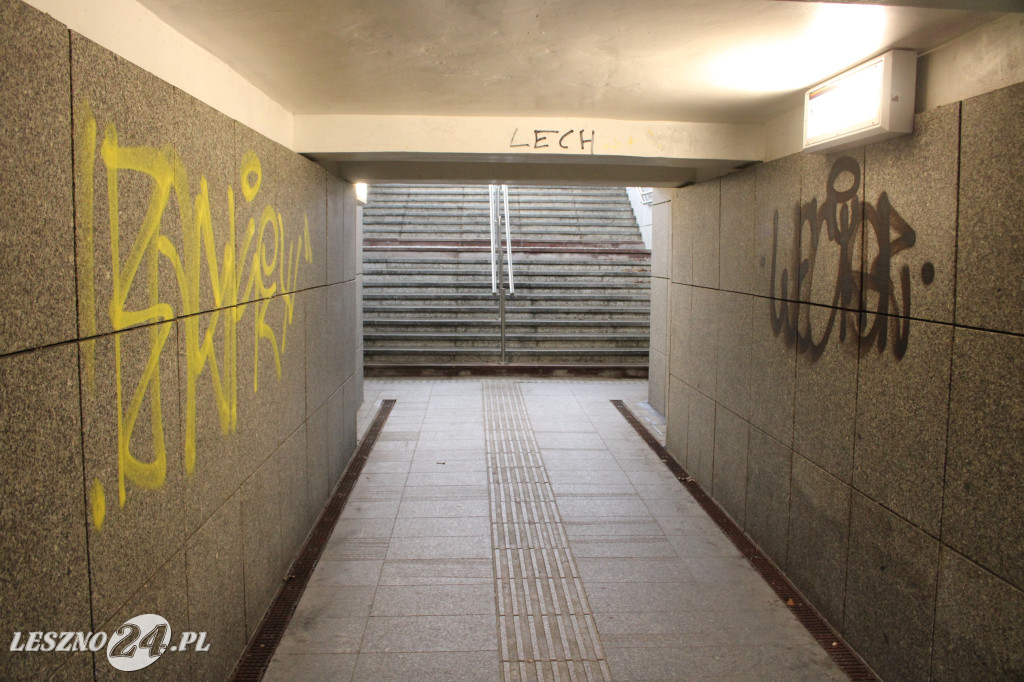 Kto nabazgrał w tunelu?