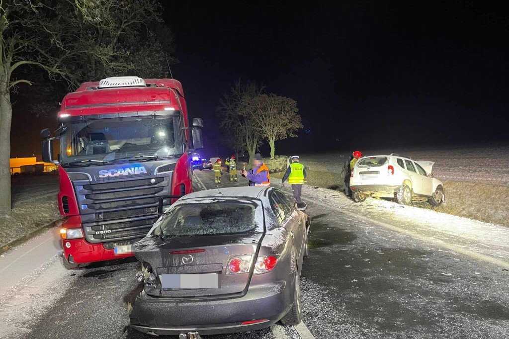 Na śliskiej jezdni zderzyły się cztery samochody