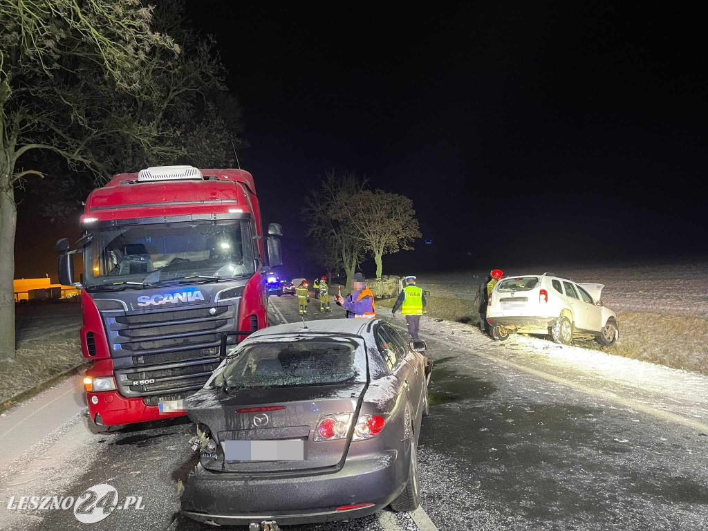 Na śliskiej jezdni zderzyły się cztery samochody