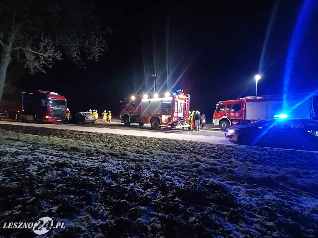 Na śliskiej jezdni zderzyły się cztery samochody