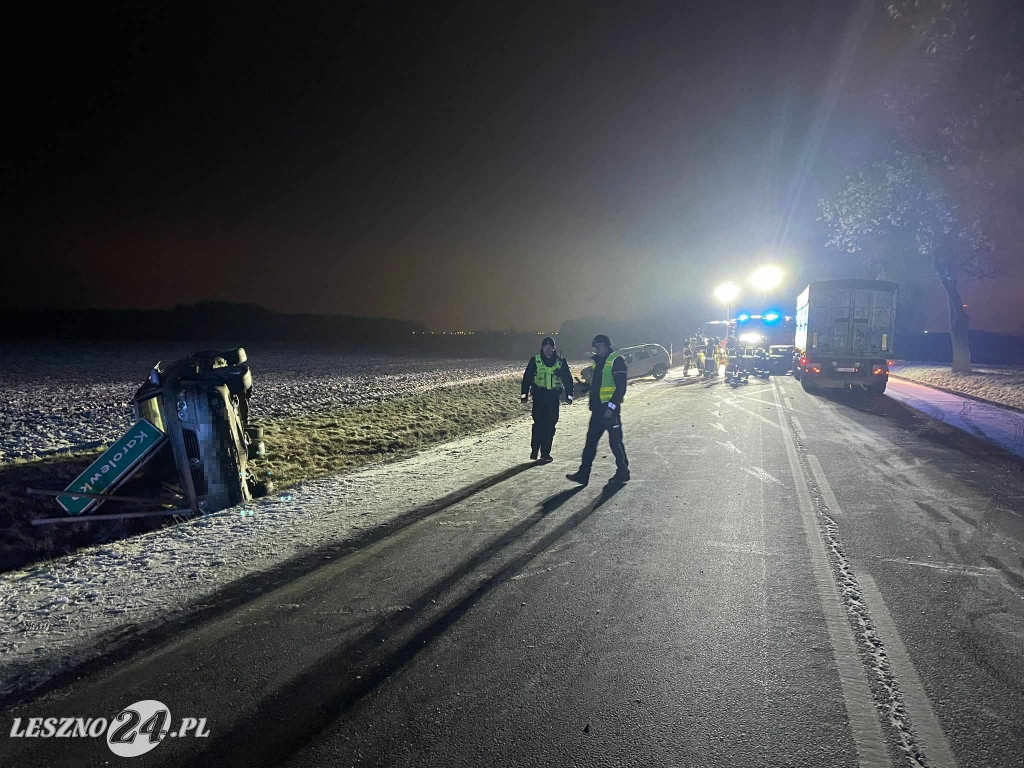 Na śliskiej jezdni zderzyły się cztery samochody