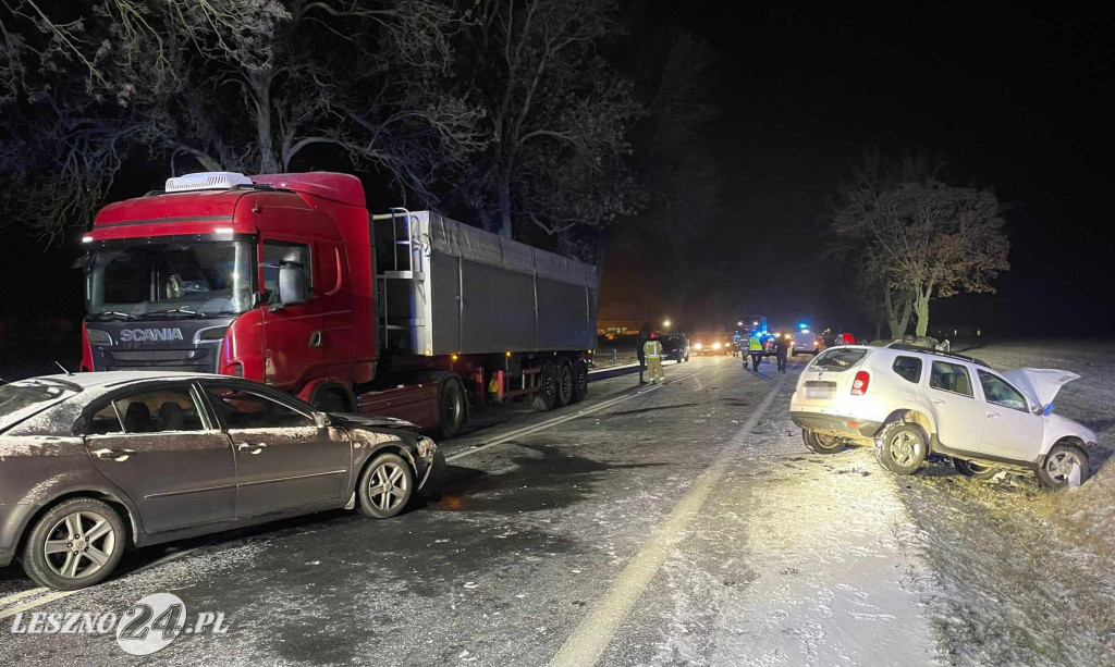 Na śliskiej jezdni zderzyły się cztery samochody