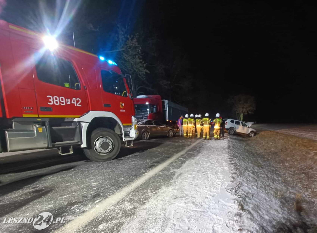 Na śliskiej jezdni zderzyły się cztery samochody