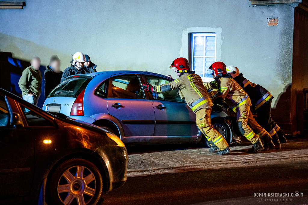 W Bukówcu Górnym samochód wjechał w dom