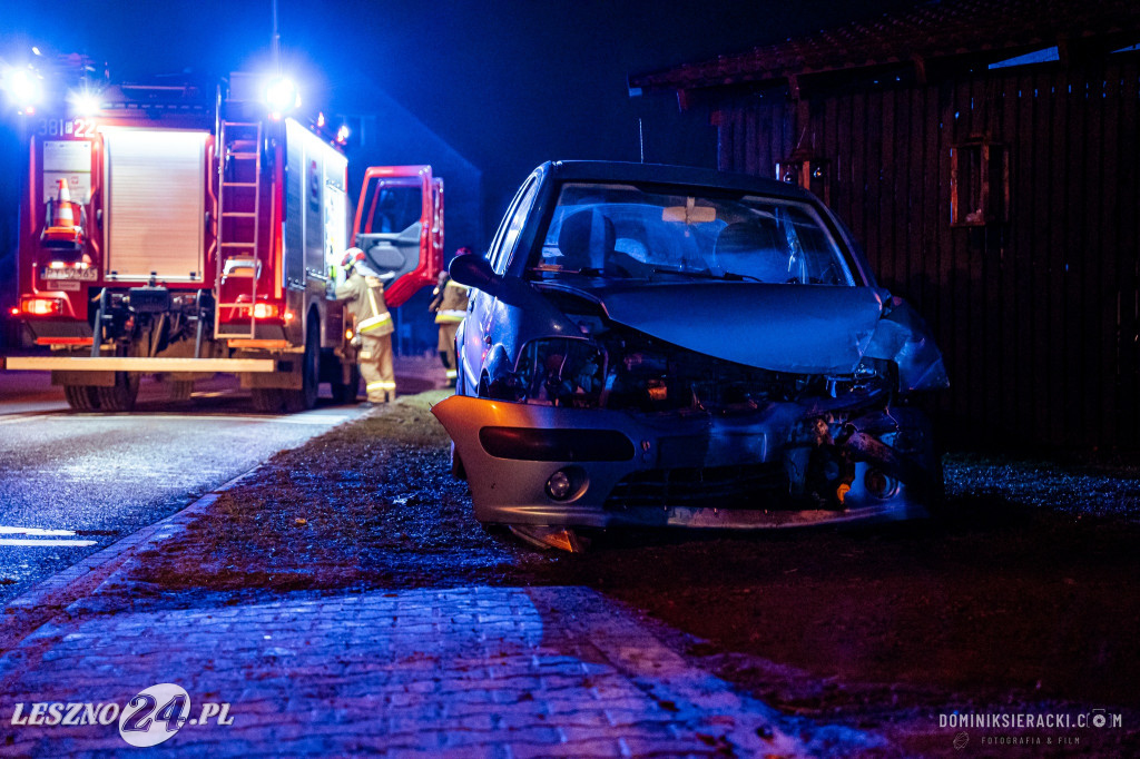 W Bukówcu Górnym samochód wjechał w dom