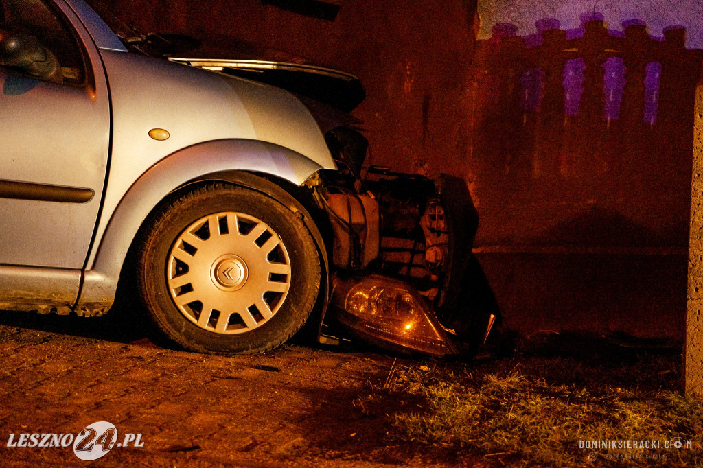 W Bukówcu Górnym samochód wjechał w dom