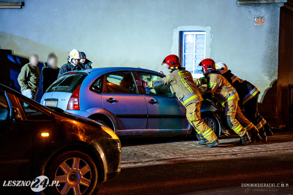 W Bukówcu Górnym samochód wjechał w dom