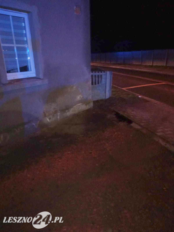 W Bukówcu Górnym samochód wjechał w dom