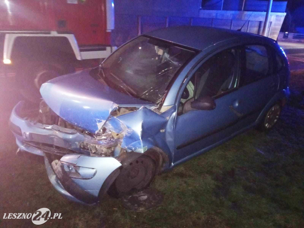 W Bukówcu Górnym samochód wjechał w dom