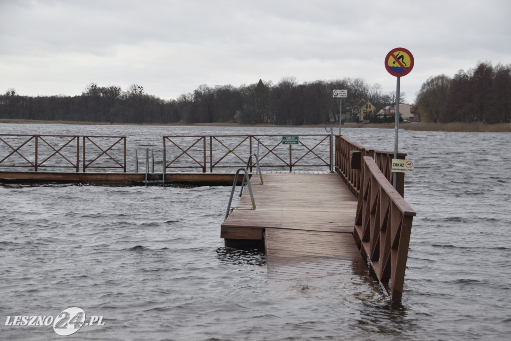 Jezioro Łoniewskie wypełnione po brzegi