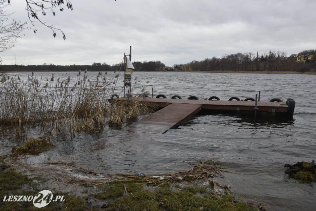 Jezioro Łoniewskie wypełnione po brzegi
