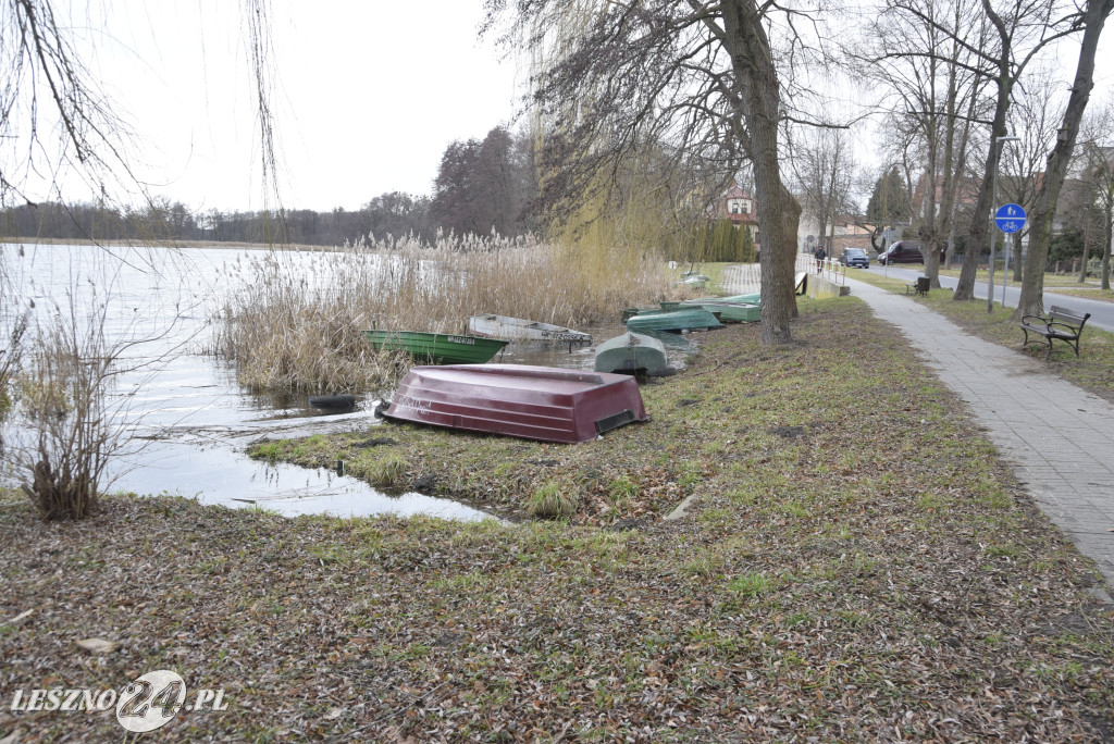 Jezioro Łoniewskie wypełnione po brzegi
