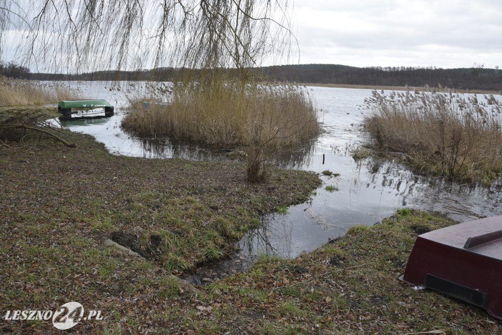 Jezioro Łoniewskie wypełnione po brzegi