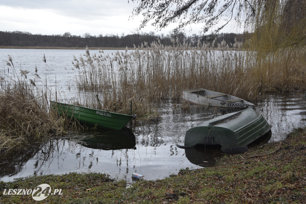 Jezioro Łoniewskie wypełnione po brzegi