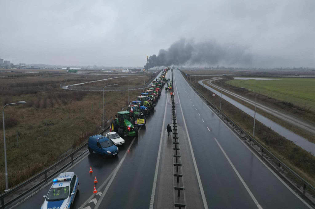 Pożar na blokadzie rolniczej w okolicach Leszna
