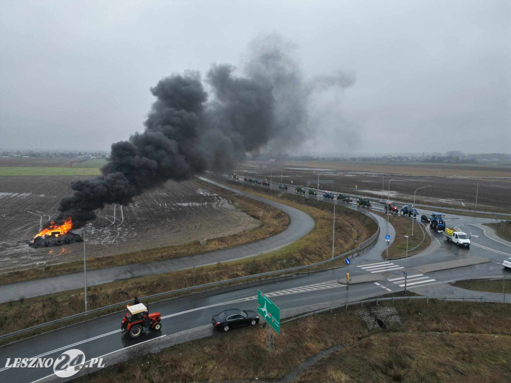 Pożar na blokadzie rolniczej w okolicach Leszna